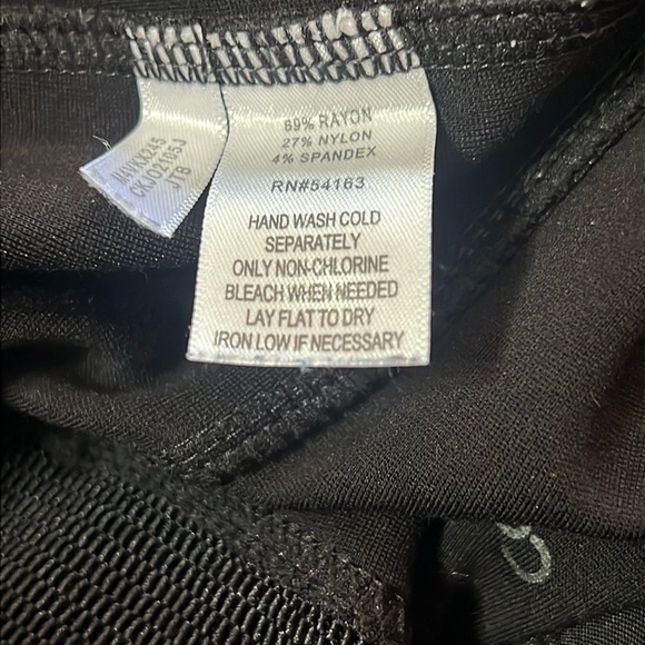 PrettyLittleThing Black Fitted Crop Bodysuit - Picture 7 of 12